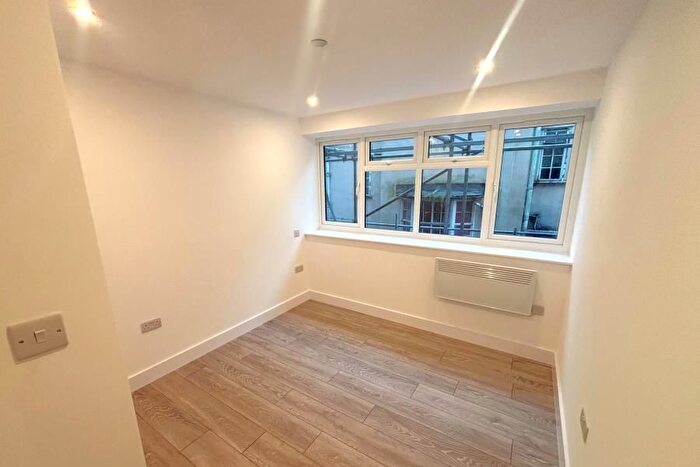 1 Bedroom Flat To Rent In Woking, Surrey, GU21