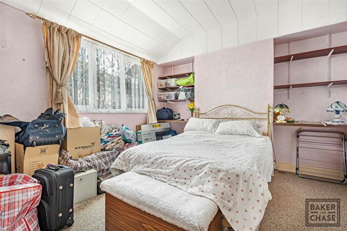 3 Bedroom Terraced House For Sale In Holtwhites Hill, Enfield, EN2