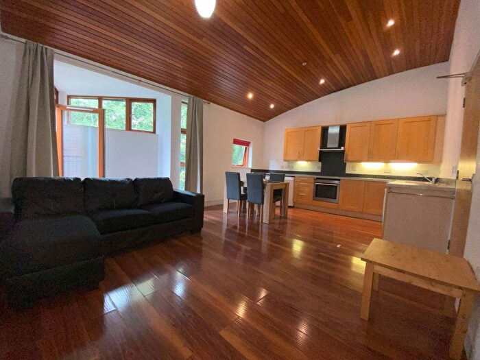 2 Bedroom Flat To Rent In New Square, Slough, SL1