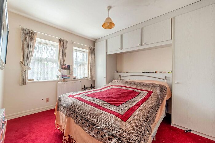 4 Bedroom Detached House For Sale In Glendevon Close, Edgware, HA8