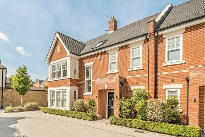 4 Bedroom Semi-Detached House To Rent In Hopkins Close, Chiswick, W4