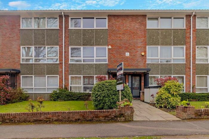 3 Bedroom Flat To Rent In Main Avenue, Moor Park Estate, Northwood, HA6