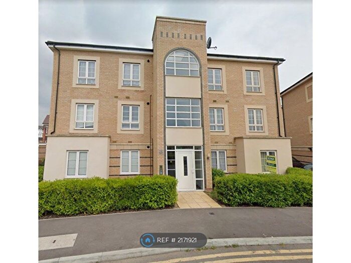 2 Bedroom Flat To Rent In Fisher Place, Slough, Langley (Castleview Catchment), SL3