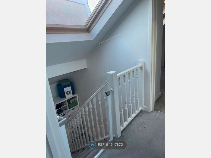 3 Bedroom Flat To Rent In Brooks Road, London, W4