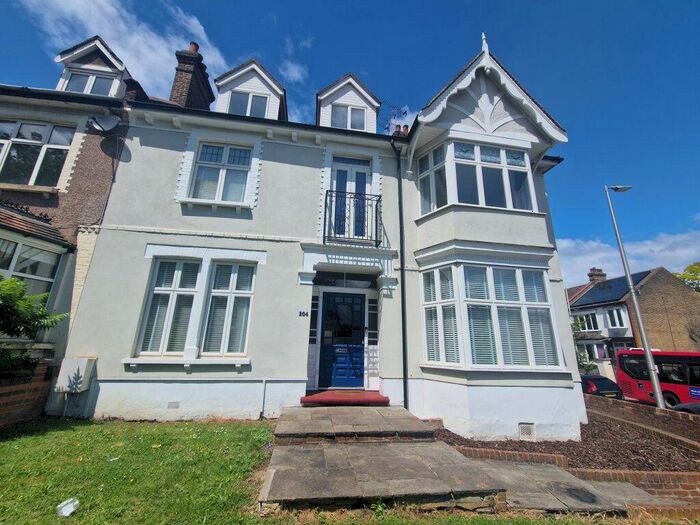 2 Bedroom Maisonette To Rent In South Woodford, E18