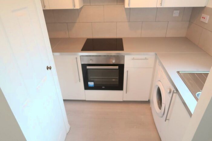 1 Bedroom Flat To Rent In Dalrymple Close, N14