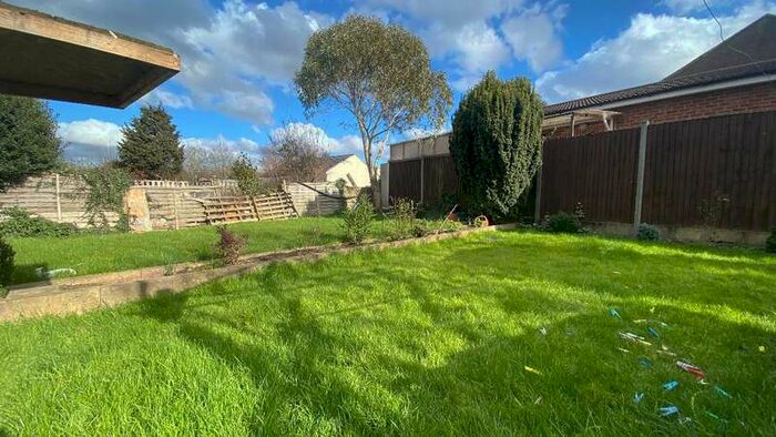 4 Bedroom Detached House To Rent In The Vale, Golders Green NW11