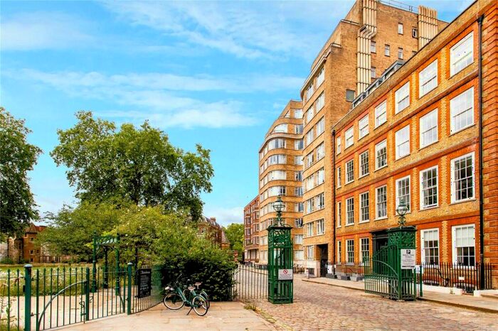 Flat To Rent In Florin Court, - Charterhouse Square, EC1M