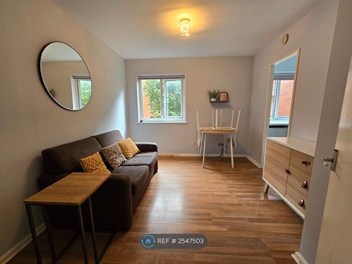 1 Bedroom Flat To Rent In Chantrell Court, Leeds, LS2