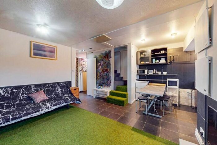 3 Bedroom Flat To Rent In Wornington Road, London, W10
