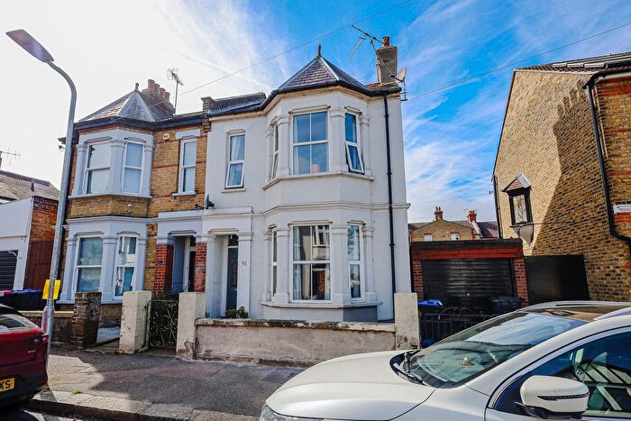 4 Bedroom Semi Detached House For Sale In Brightwell Avenue, Westcliff-On-Sea, SS0