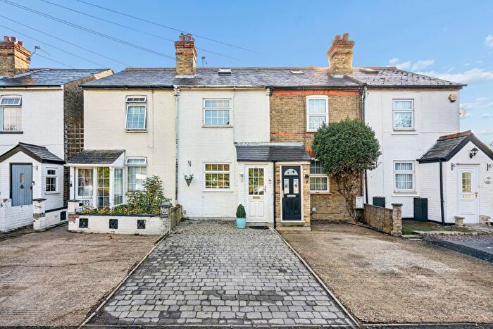 2 Bedroom Cottage For Sale In Kings Terrace, Sutton Lane, Langley, SL3