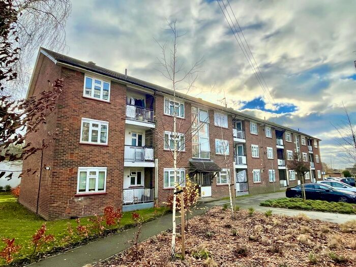 3 Bedroom Flat To Rent In Prospect Ring, London, N2