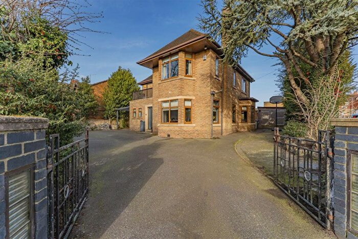 6 Bedroom Detached House For Sale In Rockingham Road, Kettering, NN16