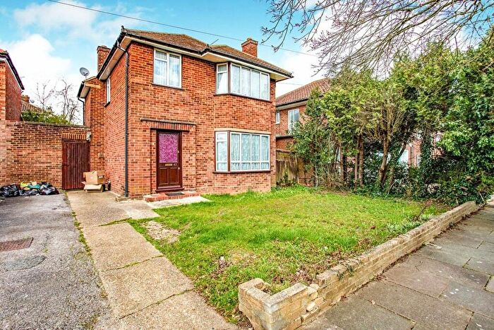 3 Bedroom Detached House To Rent In Cedar Drive, Pinner, HA5
