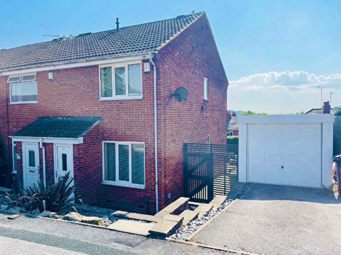 2 Bedroom Town House For Sale In Wood Grove, Farnley, LS12
