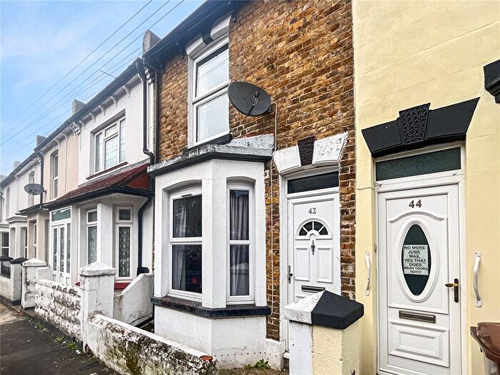 3 Bedroom Terraced House For Sale In Gordon Road, Gillingham, Kent, ME7