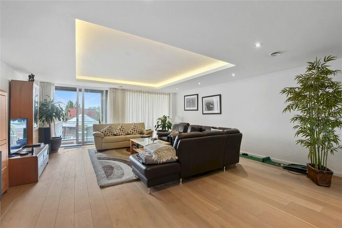 3 Bedroom Flat To Rent In Farm Lane, Fulham Broadway, SW6