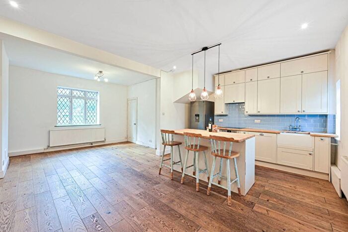 3 Bedroom Cottage For Sale In Brent Terrace, Temple Fortune, London, NW2