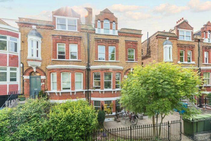 2 Bedroom Flat To Rent In The Gardens, London SE22