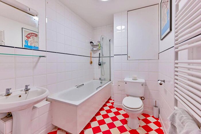 1 Bedroom Flat For Sale In Somerford Grove, Dalston, London, N16