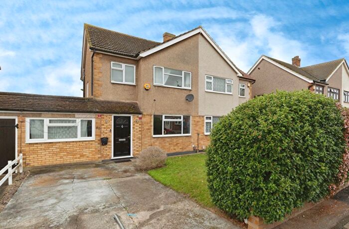 4 Bedroom Semi-detached House For Sale In Lakeside, Rainham, RM13