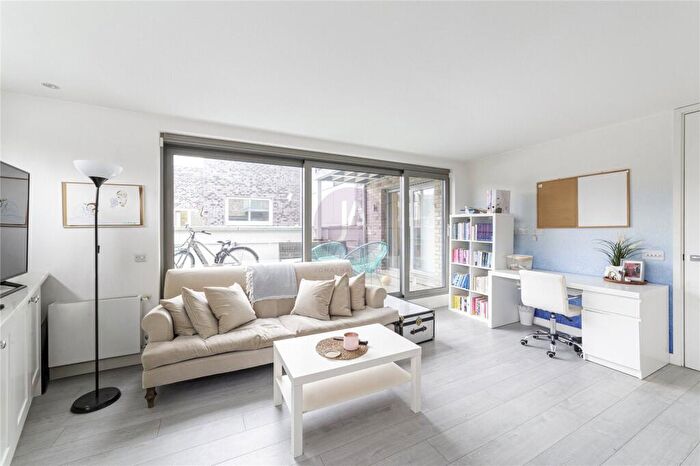 2 Bedroom Apartment To Rent In Mill Lane, West Hampstead, London, NW6