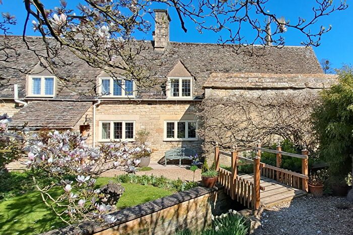 3 Bedroom Semi-Detached House For Sale In Standish Court, Standish, GL10