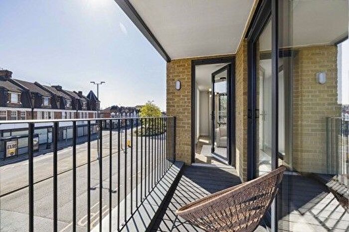 2 Bedroom Block Of Flats To Rent In Raynes Park, SW20
