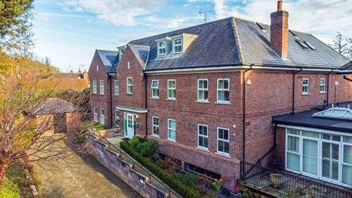 2 Bedroom Flat For Sale In Wendover Lodge, Welwyn, AL6