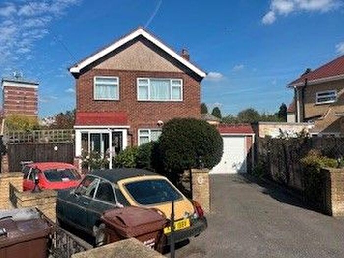 3 Bedroom Detached House For Sale In Nicholes Road, Hounslow, TW3