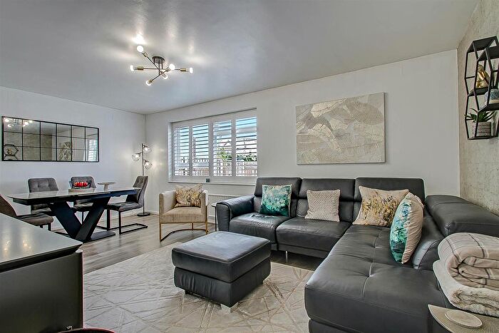 2 Bedroom Flat For Sale In Granville Road, London, N12