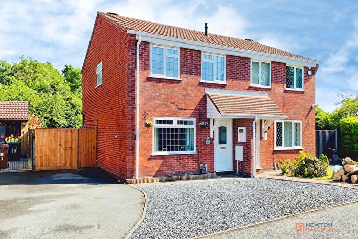 3 Bedroom Semi-Detached House For Sale In Newquay Close, Hinckley, LE10