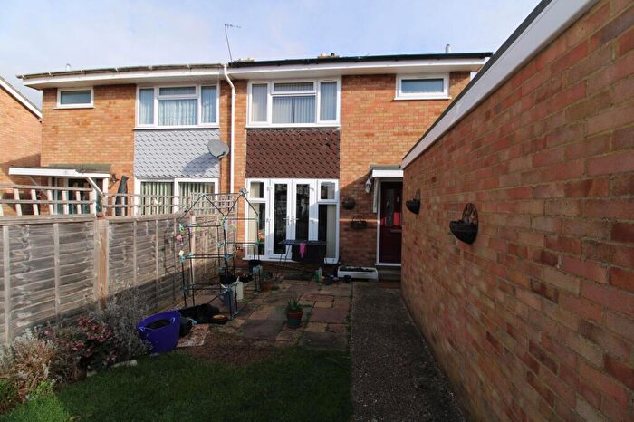 3 Bedroom Semi-Detached House For Sale In Wheathouse Close, Bedford, MK41