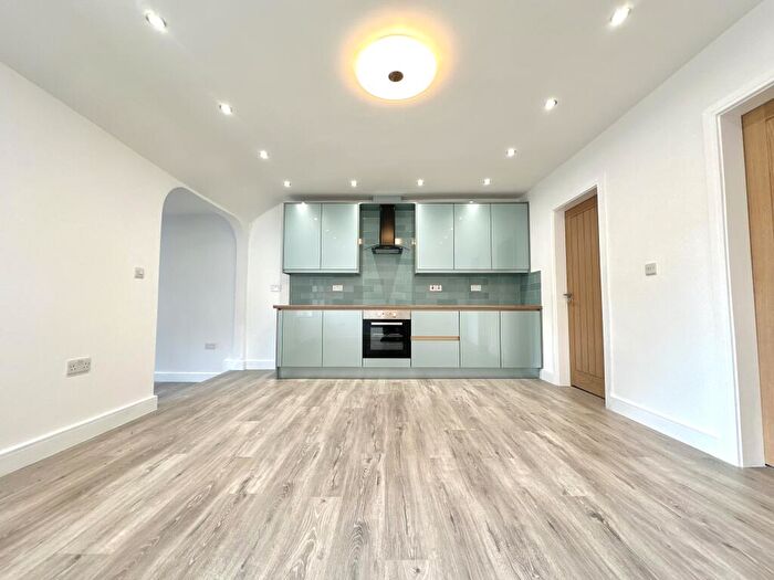 3 Bedroom Apartment To Rent In Stratford Road, Hall Green, B28
