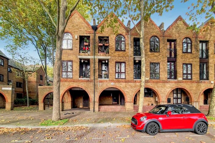 2 Bedroom Flat To Rent In Brunswick Quay, Surrey Quays, London, SE16