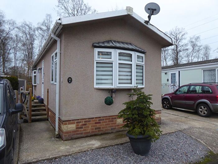 2 Bedroom Mobile/park Home For Sale In Oaklands Park, Hook Common Road, Hook, Hampshire, RG27