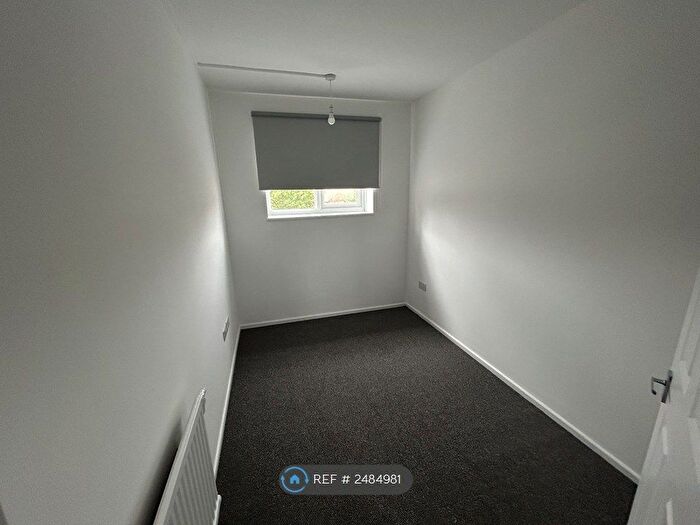 3 Bedroom Flat To Rent In Elgar House, London, N8