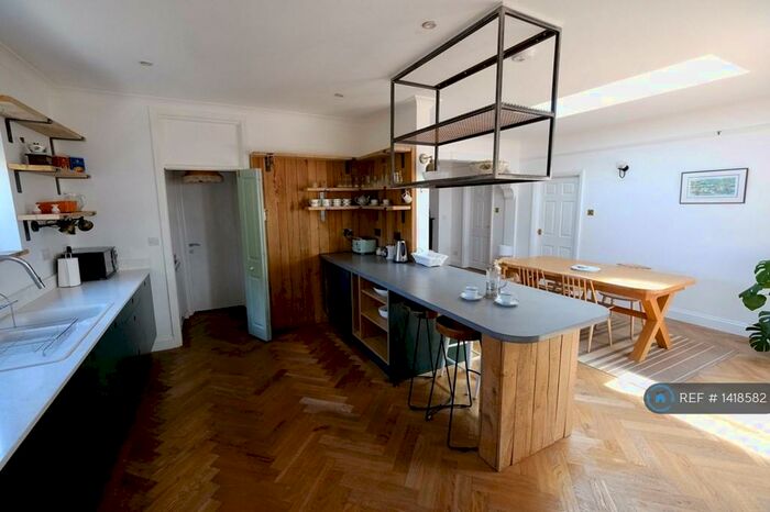 3 Bedroom Flat To Rent In Kingsbridge Road, Poole, BH14