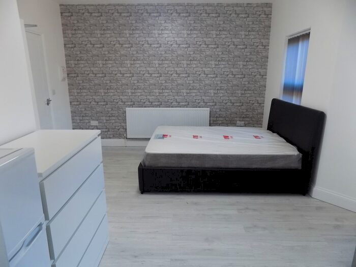 1 Bedroom Studio To Rent In Old Bedford Road, Room, Luton, Bedfordshire, LU2