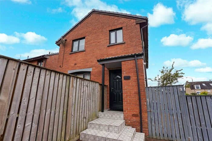 2 Bedroom End Of Terrace House For Sale In Southview Court, Glasgow, Lanarkshire, G64