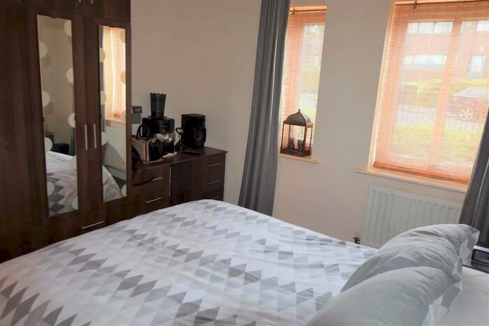2 Bedroom Apartment For Sale In Waverley Street, Oldham, Greater Manchester, OL1