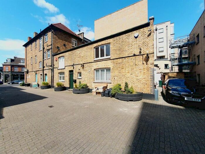 3 Bedroom Flat To Rent In Red Lion Square, Wandsworth High Street, London, SW18
