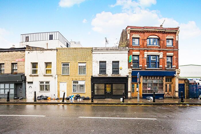 3 Bedroom Terraced House To Rent In Bishops Way, London, E2