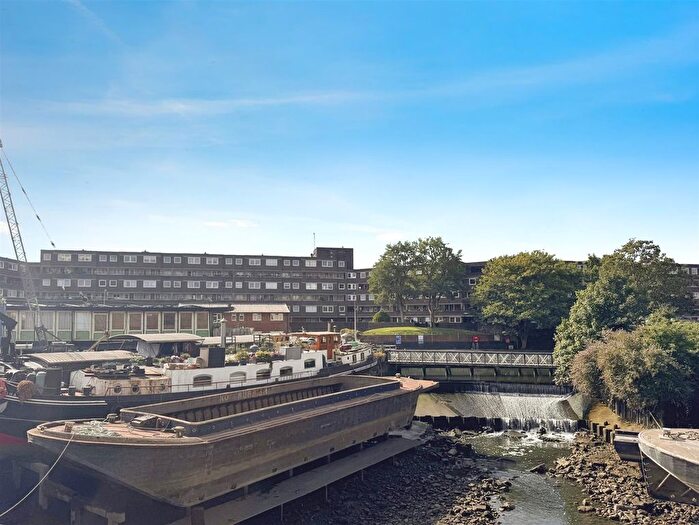 2 Bedroom Flat For Sale In Justin Close, Brentford, TW8