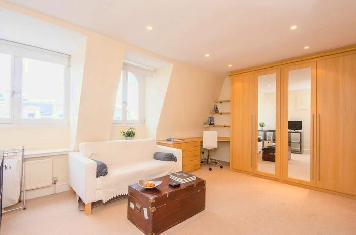 Studio To Rent In Holland Park, Holland Park, London, W11