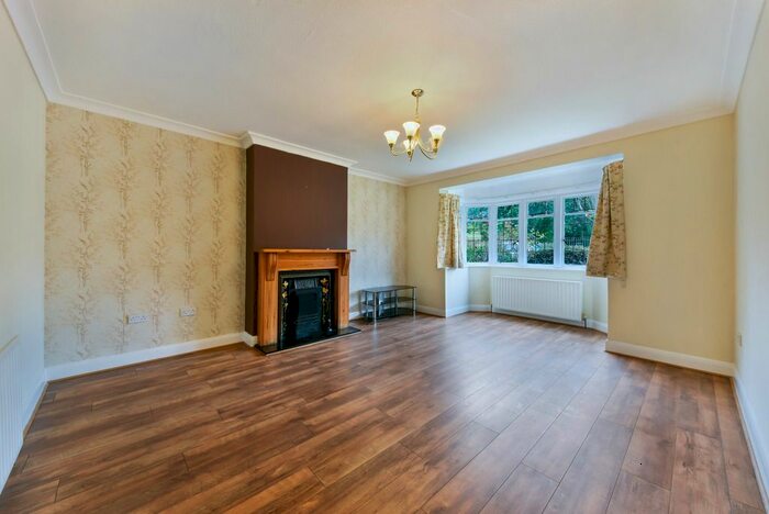 3 Bedroom Property To Rent In Covington Way, London, SW16