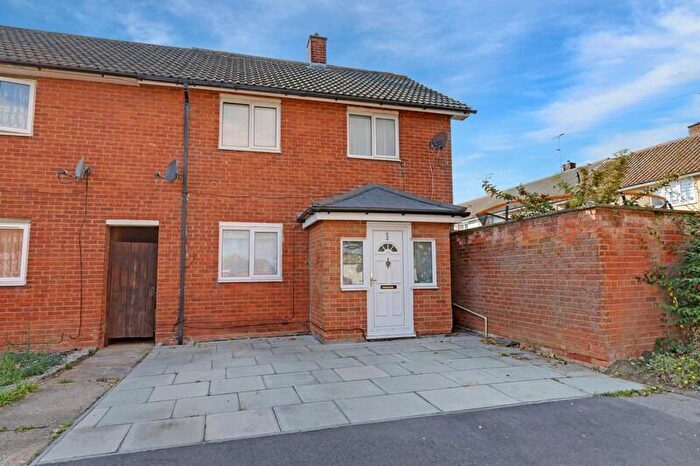 3 Bedroom Semi Detached House For Sale In Spenders Close, Basildon, Essex, SS14