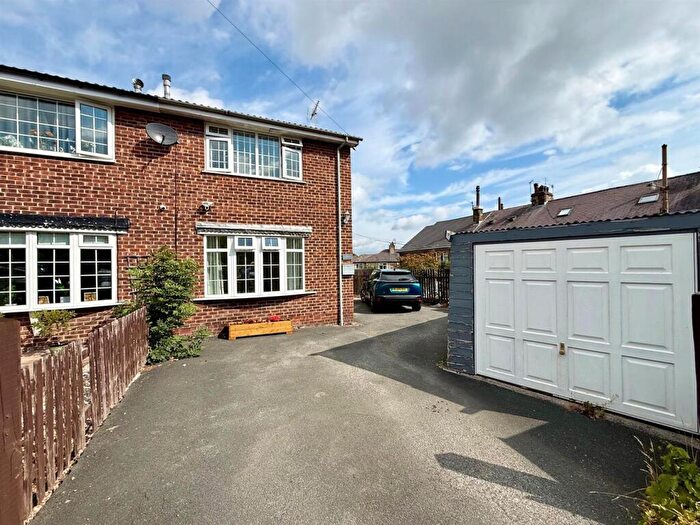 3 Bedroom Town House For Sale In Sandmoor Garth, Idle, Bradford, BD10