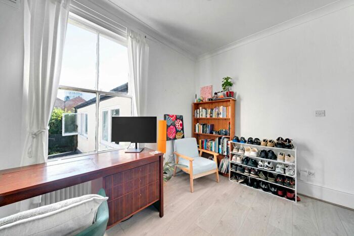 2 Bedroom Flat For Sale In Dynevor Road, London, N16